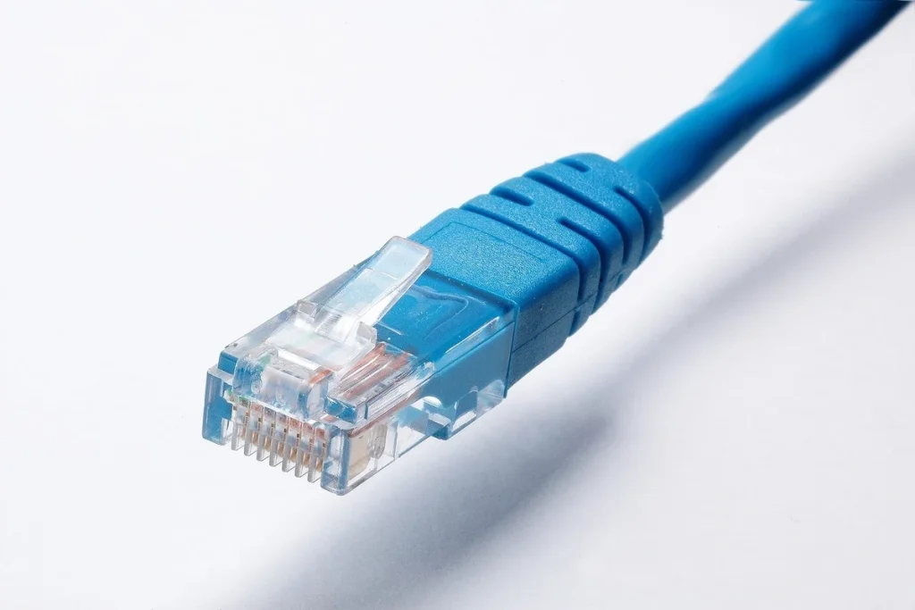IP kamera bağlantısında kullanılan Ethernet ve PoE destekli ağ kablosu