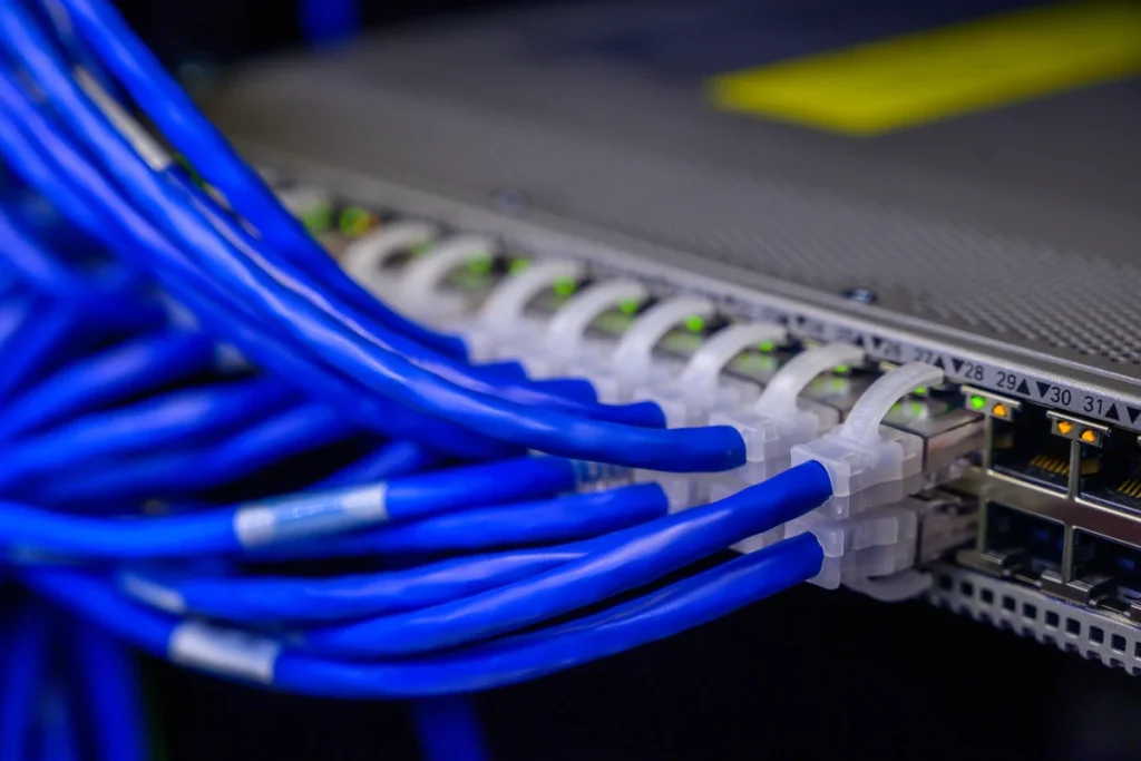 Tek Ethernet kablosuyla elektrik ve görüntü verisi alan PoE IP kamera sistemi